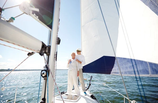 Seniorenpaar umarmt sich auf Segelboot oder Jacht im Meer — Stockfoto