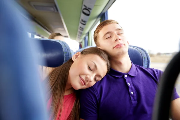 Casal feliz ou passageiros dormindo em ônibus de viagem — Fotografia de Stock