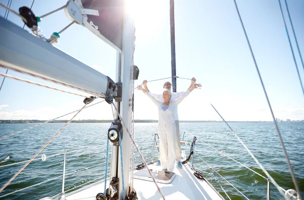 Senior paar knuffelen op zeil boot of jacht in zee — Stockfoto