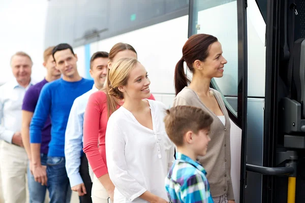 Группа счастливых пассажиров посадки автобуса путешествия — стоковое фото