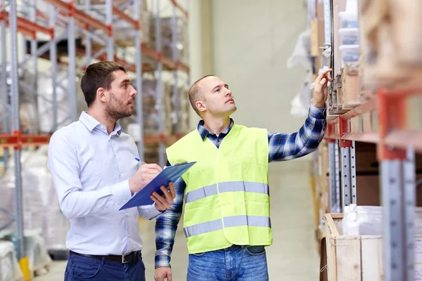 Werknemers en ondernemers met Klembord in magazijn — Stockfoto