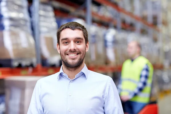 Zakenman over magazijn lader op heftruck — Stockfoto