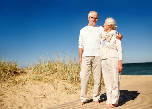Feliz pareja de ancianos hablando al aire libre — Foto de Stock