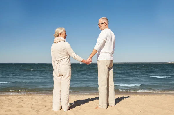 Heureux couple de personnes âgées tenant la main plage d'été — Photo