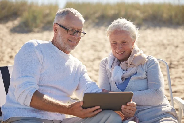 Boldog idősebb pár nyári strand a tábla-PC — Stock Fotó