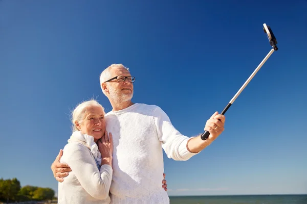 Seniorer med smarttelefon som tar selfie på stranden royaltyfrie gratis stockfoto