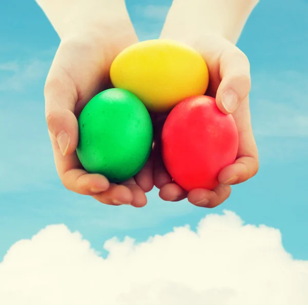 Close up of kid hands holding colored eggs — Stock Photo, Image