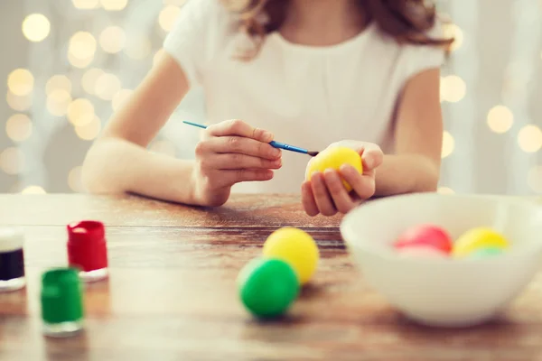 Close up of girl with brush coloring easter eggs — Stock Photo, Image