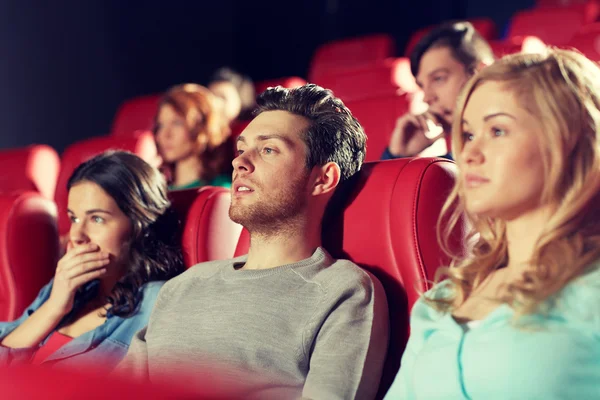 Happy vrienden kijken naar horrorfilm in theater — Stockfoto