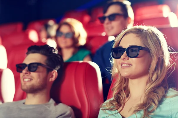 Amigos felices viendo la película en el teatro 3d —  Fotos de Stock