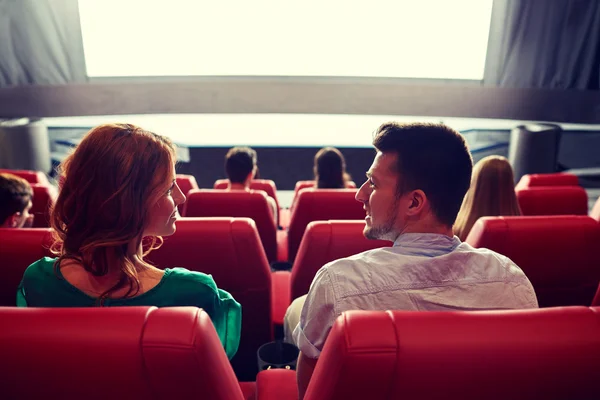 Casal feliz assistindo filme no teatro ou cinema — Fotografia de Stock