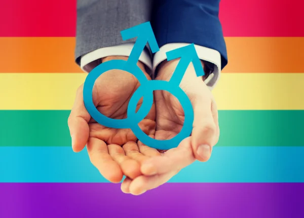 Närbild på lyckliga manliga homosexuella par med kärlek symbol — Stockfoto