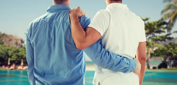 Nahaufnahme von glücklich männlich gay pärchen umarmung — Stockfoto