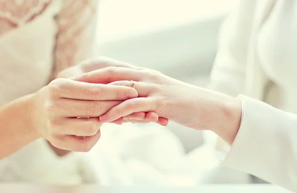 Close up de lésbicas casal mãos com anel de casamento — Fotografia de Stock