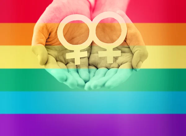 Närbild av lesbisk par händer med venus symbol — Stockfoto