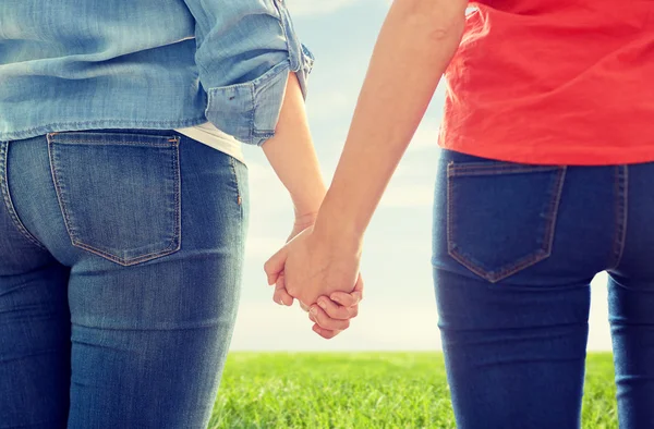 Primer plano de pareja lesbiana cogida de la mano — Foto de Stock