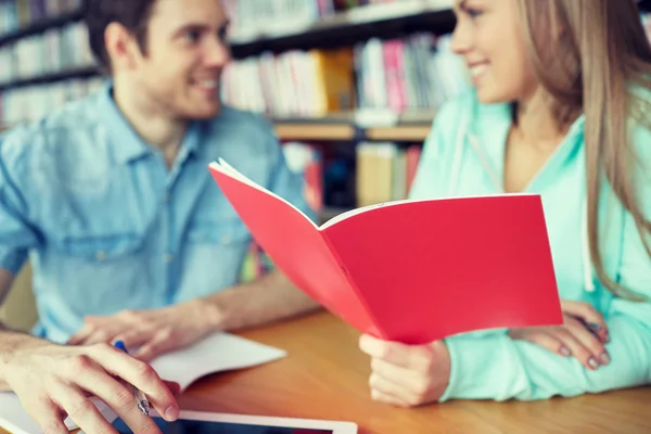 Perto de estudantes com cadernos na biblioteca — Fotografia de Stock