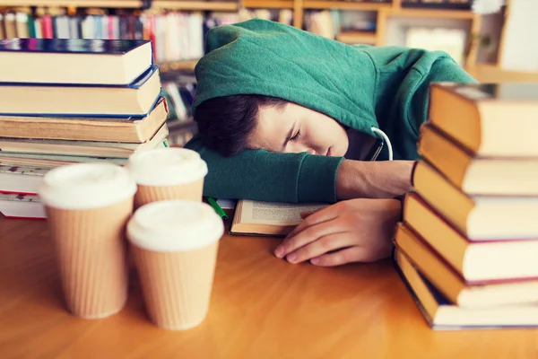 Κουρασμένος φοιτητής ή άνθρωπος με βιβλία στη βιβλιοθήκη — Φωτογραφία Αρχείου