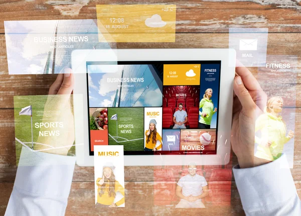 Nahaufnahme der Hände mit Nachrichten-App auf Tablet-PC — Stockfoto
