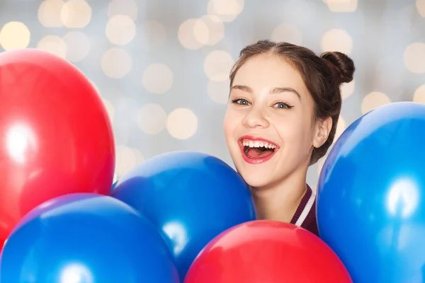 Gelukkig tienermeisje met helium ballonnen — Stockfoto