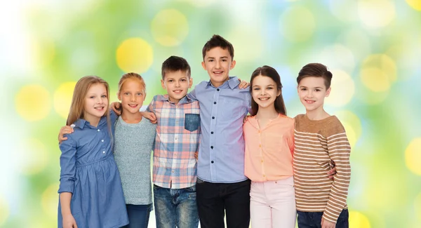 Niños sonrientes felices abrazándose —  Fotos de Stock