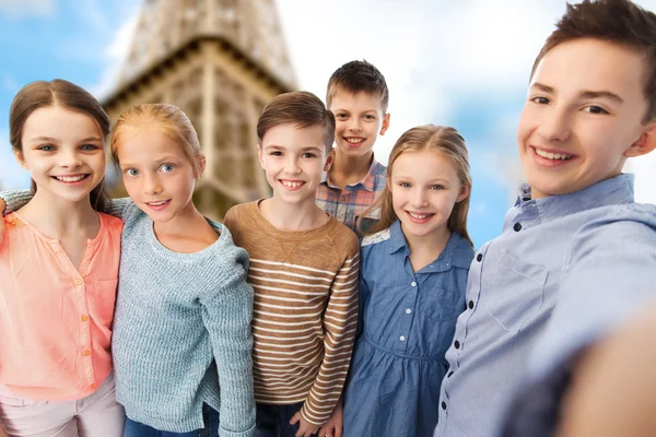 Niños felices hablando selfie sobre la torre eiffel — Foto de Stock