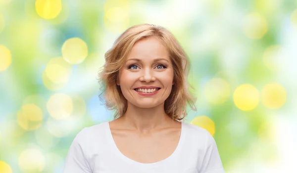 Mujer sonriente en camiseta blanca en blanco —  Fotos de Stock