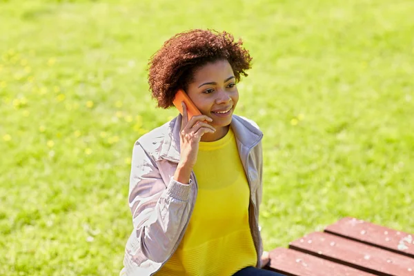 Sorridente giovane donna africana che chiama sullo smartphone — Foto Stock