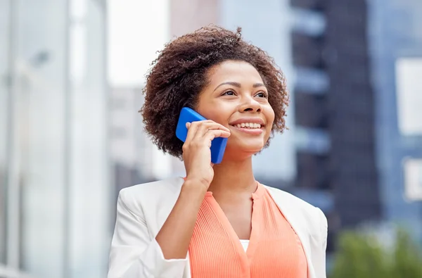 Heureuse femme d'affaires africaine appelant sur smartphone — Photo