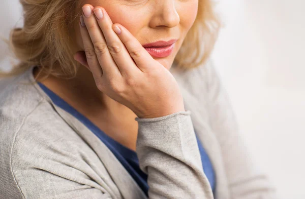 Close up de mulher que sofre de dor de dente em casa — Fotografia de Stock