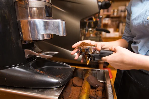 カフェの機械でコーヒーを作る女性のクローズ アップ — ストック写真