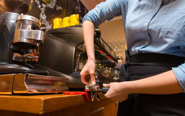 Primer plano de la mujer haciendo café por máquina en la cafetería — Foto de Stock