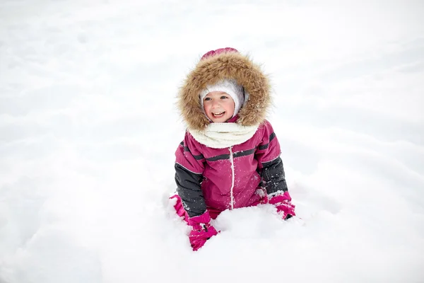 F niño o niña feliz con nieve en invierno — Foto de Stock