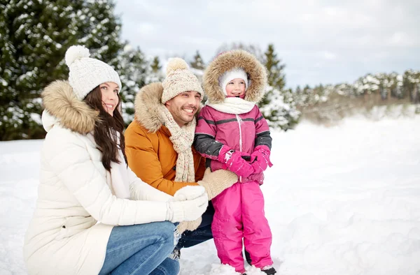 Familia feliz con el niño en ropa de invierno al aire libre —  Fotos de Stock