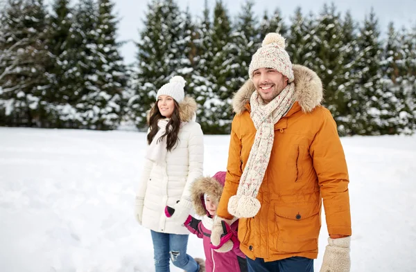 Lycklig familj i vinterkläder promenader utomhus — Stockfoto