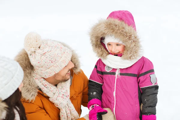 Gelukkig gezin met kind in winterkleren buitenshuis — Stockfoto