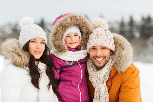 Szczęśliwa rodzina z dzieckiem w zimowe ubrania na zewnątrz — Zdjęcie stockowe