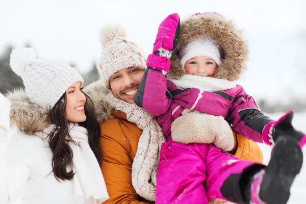 Familia feliz con el niño en ropa de invierno al aire libre — Foto de Stock
