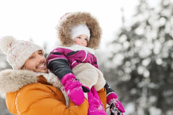 Glückliche Familie in Winterkleidung im Freien — Stockfoto