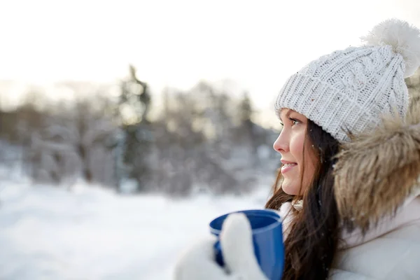 Jovem feliz com xícara de chá ao ar livre no inverno — Fotografia de Stock