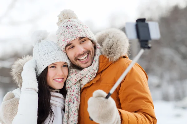 冬のスマート フォンで幸せなカップル撮影 selfie — ストック写真