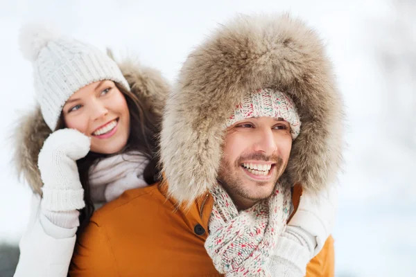 Feliz pareja divirtiéndose sobre fondo de invierno — Foto de Stock