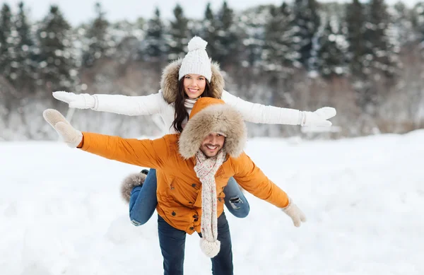 Šťastný pár se baví nad zimní pozadí — Stock fotografie