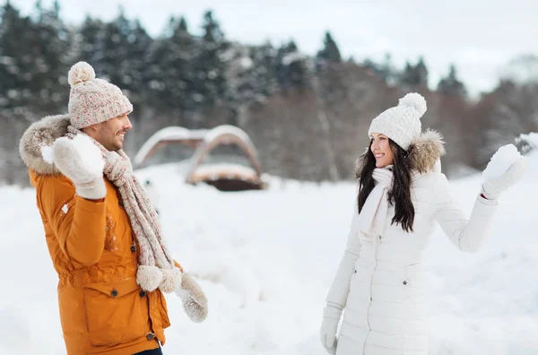 Casal feliz jogando bolas de neve no inverno — Fotografia de Stock