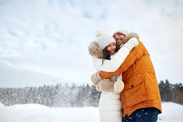 Felice coppia che abbraccia e ride in inverno — Foto Stock