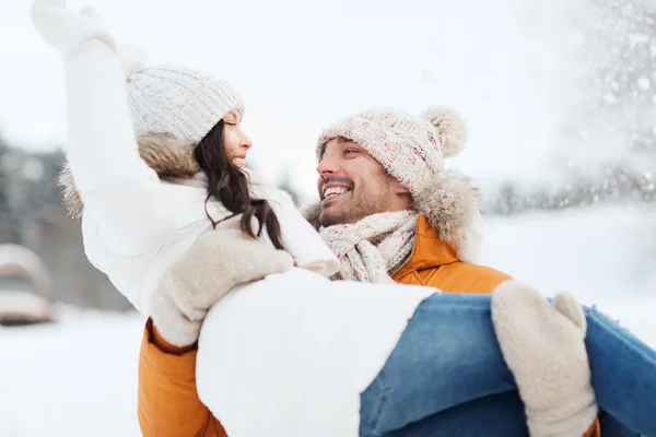 Casal feliz ao ar livre no inverno — Fotografia de Stock
