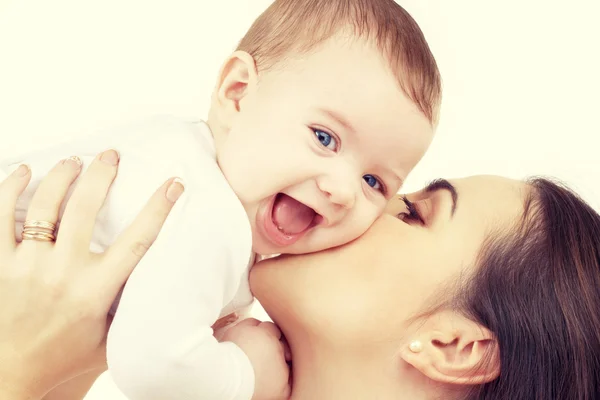 Happy matka líbání baby — Stock fotografie