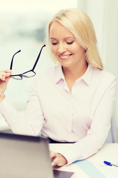 Empresária sorridente ou estudante com laptop — Fotografia de Stock