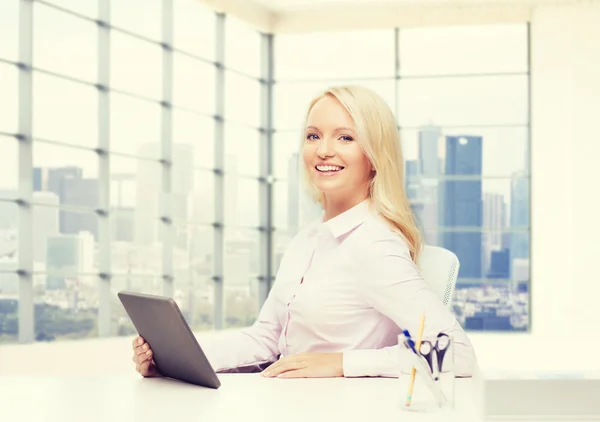 Empresária sorridente ou estudante com tablet pc — Fotografia de Stock