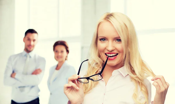 Sonriente mujer de negocios o secretaria en el cargo —  Fotos de Stock